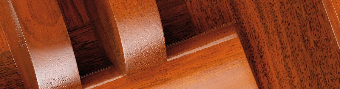 Detail van houten deurprofielen